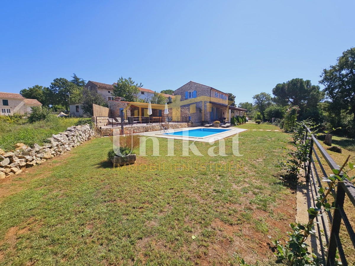 Tenuta con casa in pietra ristrutturata, giardino e piscina